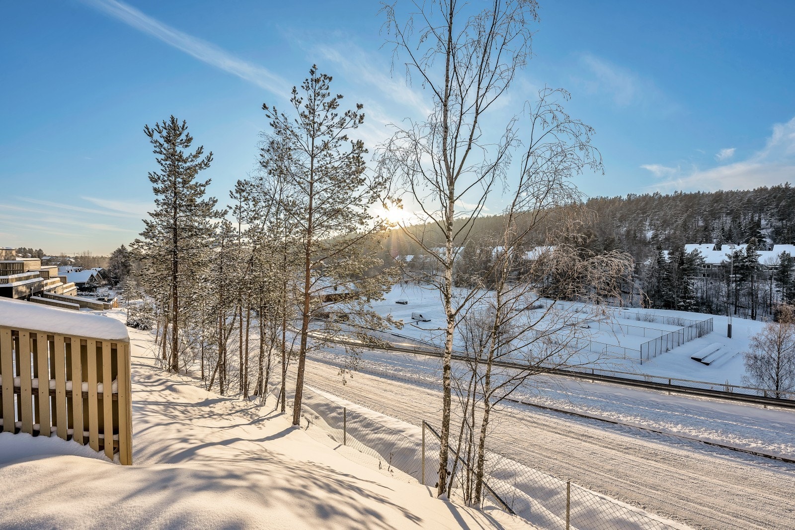 Idyllisk utsyn fra terrasse og balkong Galleribilde