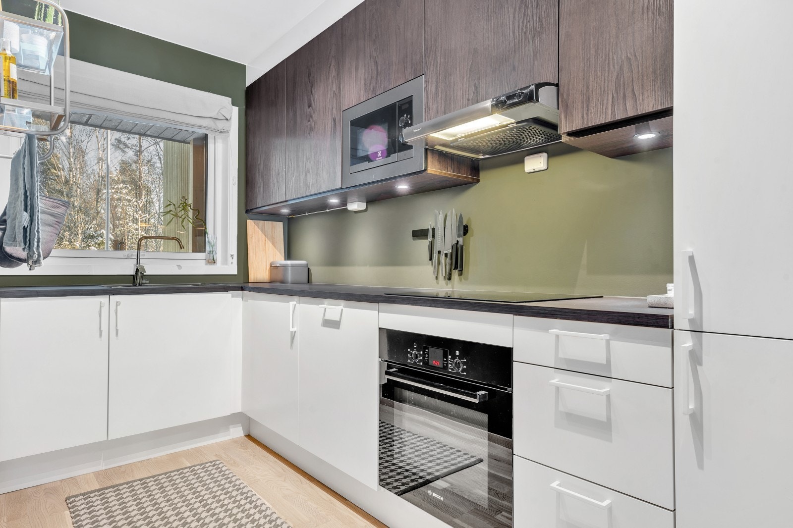 Integrerte hvitevarer som mikrobølgeovn, komfyr, platetopp og kjøleskap Galleribilde