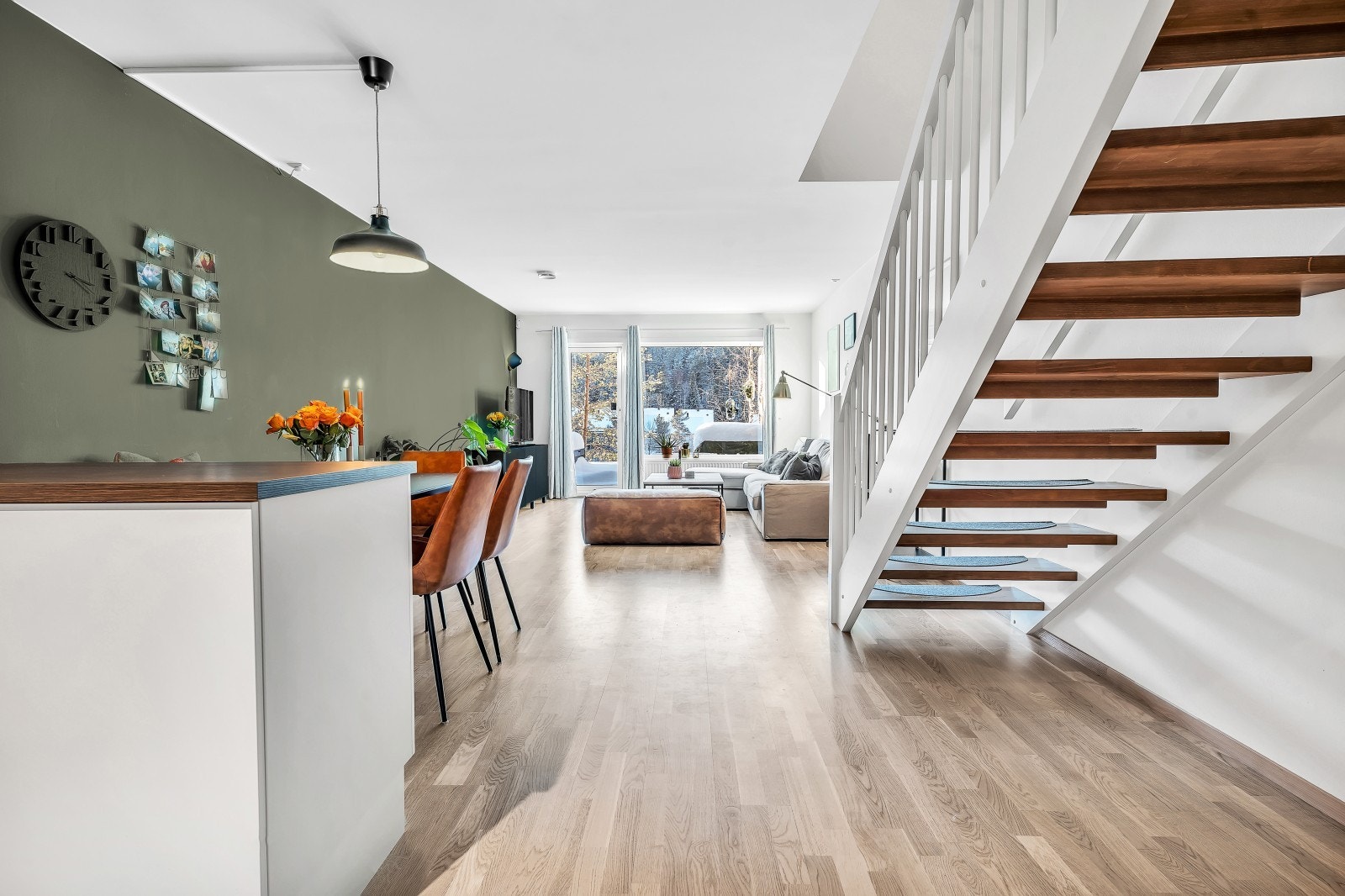 Stue med åpen kjøkkenløsning Galleribilde