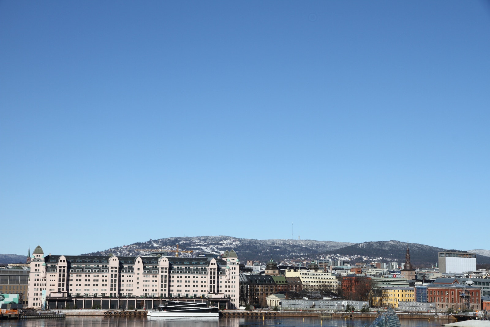 Utsikt mot Holmenkollen Galleribilde
