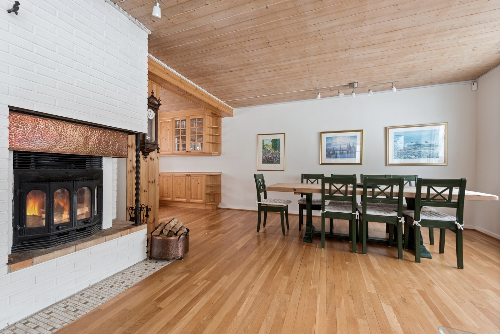 Stue med stor spiseplass Galleribilde