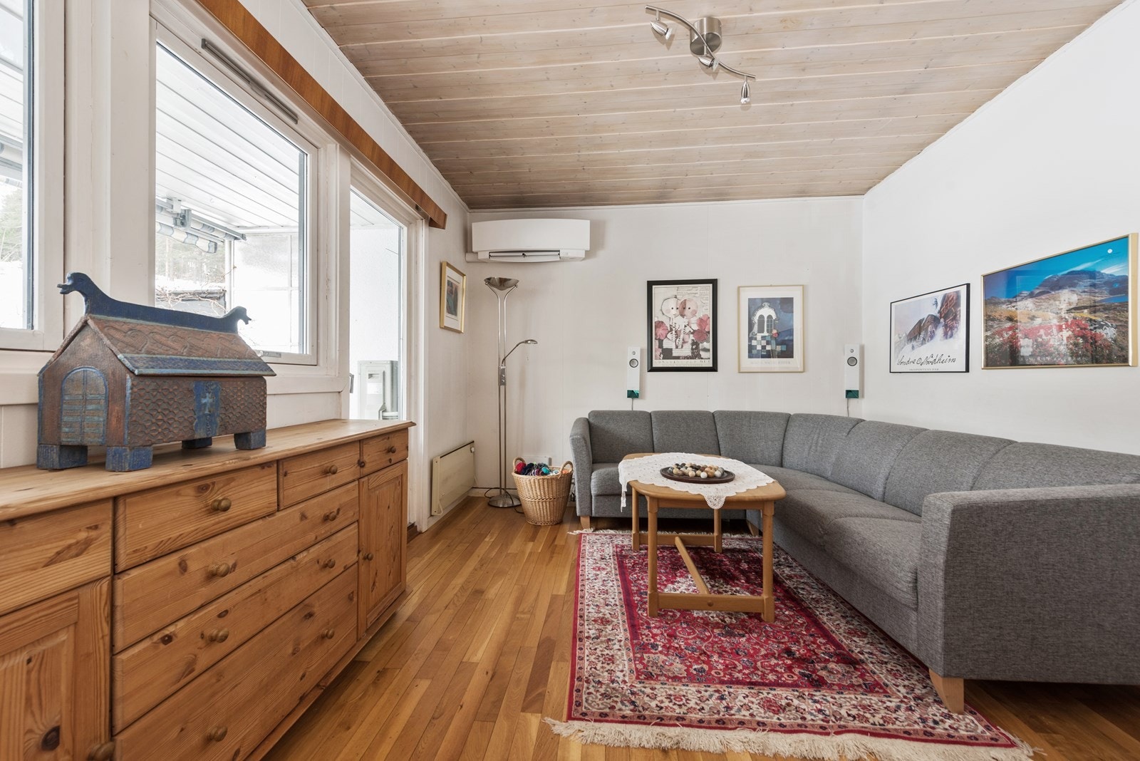 Stue med utgang til terrasse og hage Galleribilde