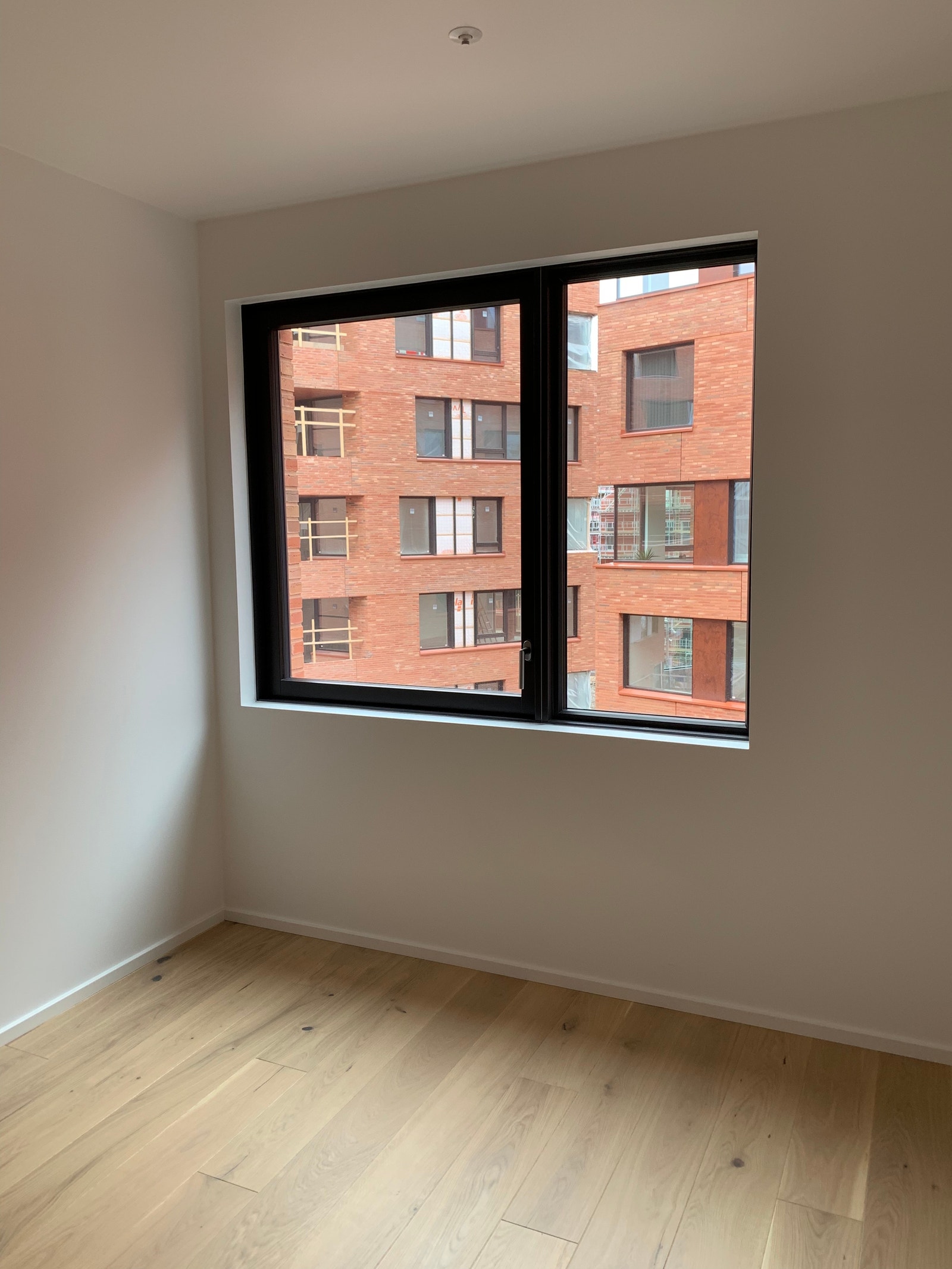 Lyst og fint hovedsoverom 1 vender ut mot Gamlebyen og Ekeberg Galleribilde