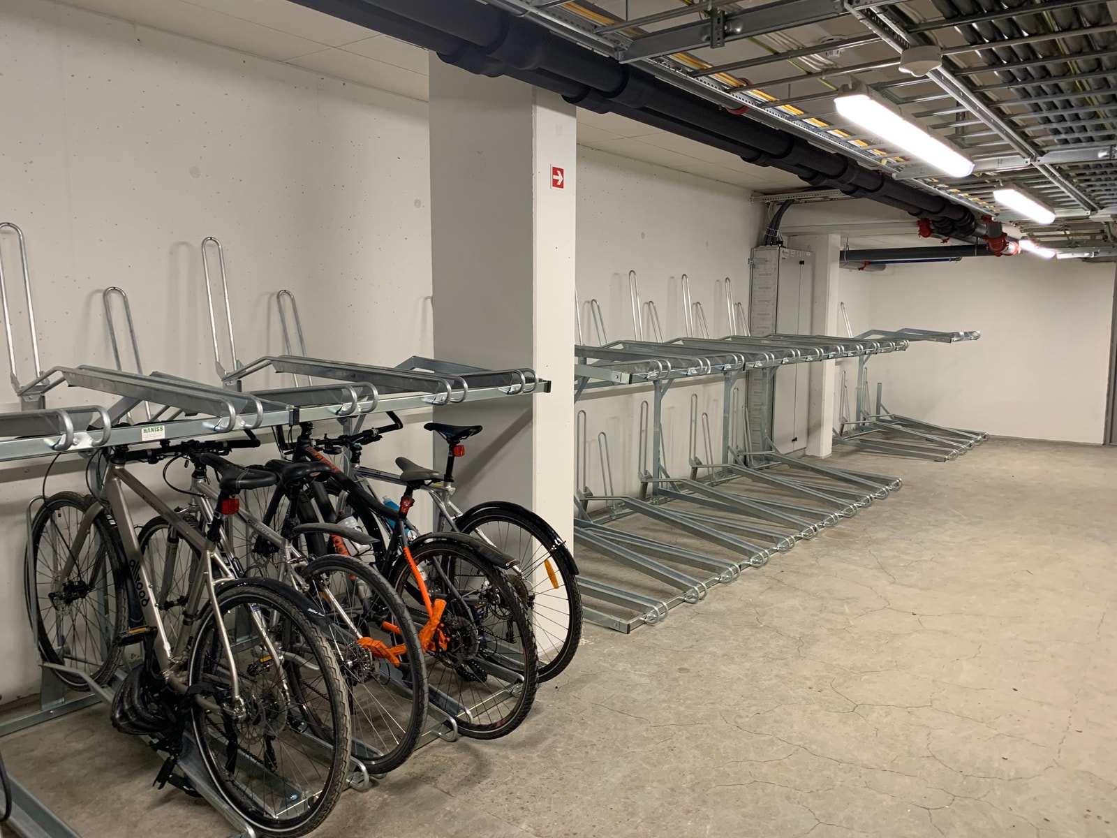 sykkelstativ i garasje anlegg Galleribilde