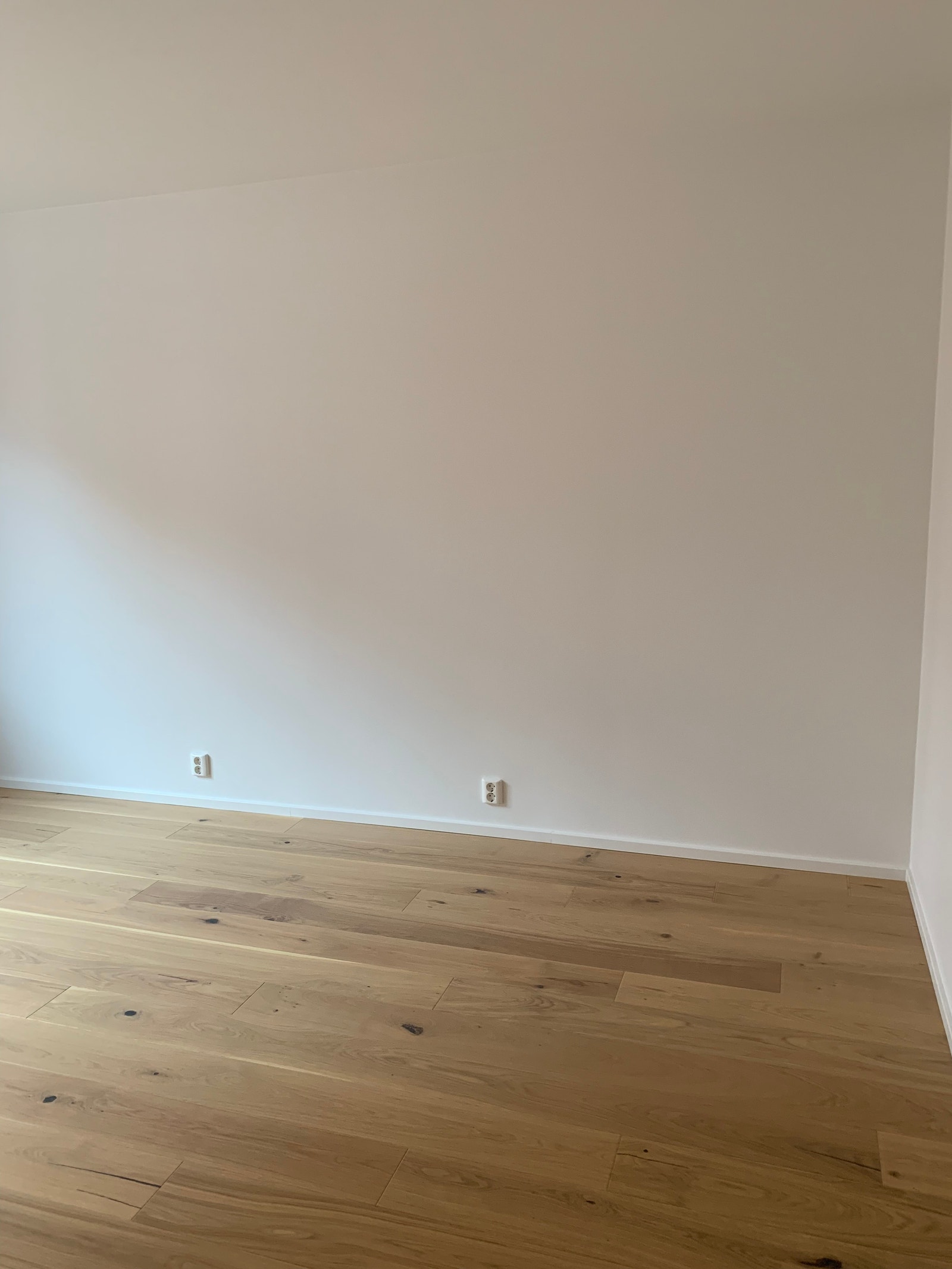 Hovedsoverommet 1 er i vinkel med plass til garderobeskap Galleribilde