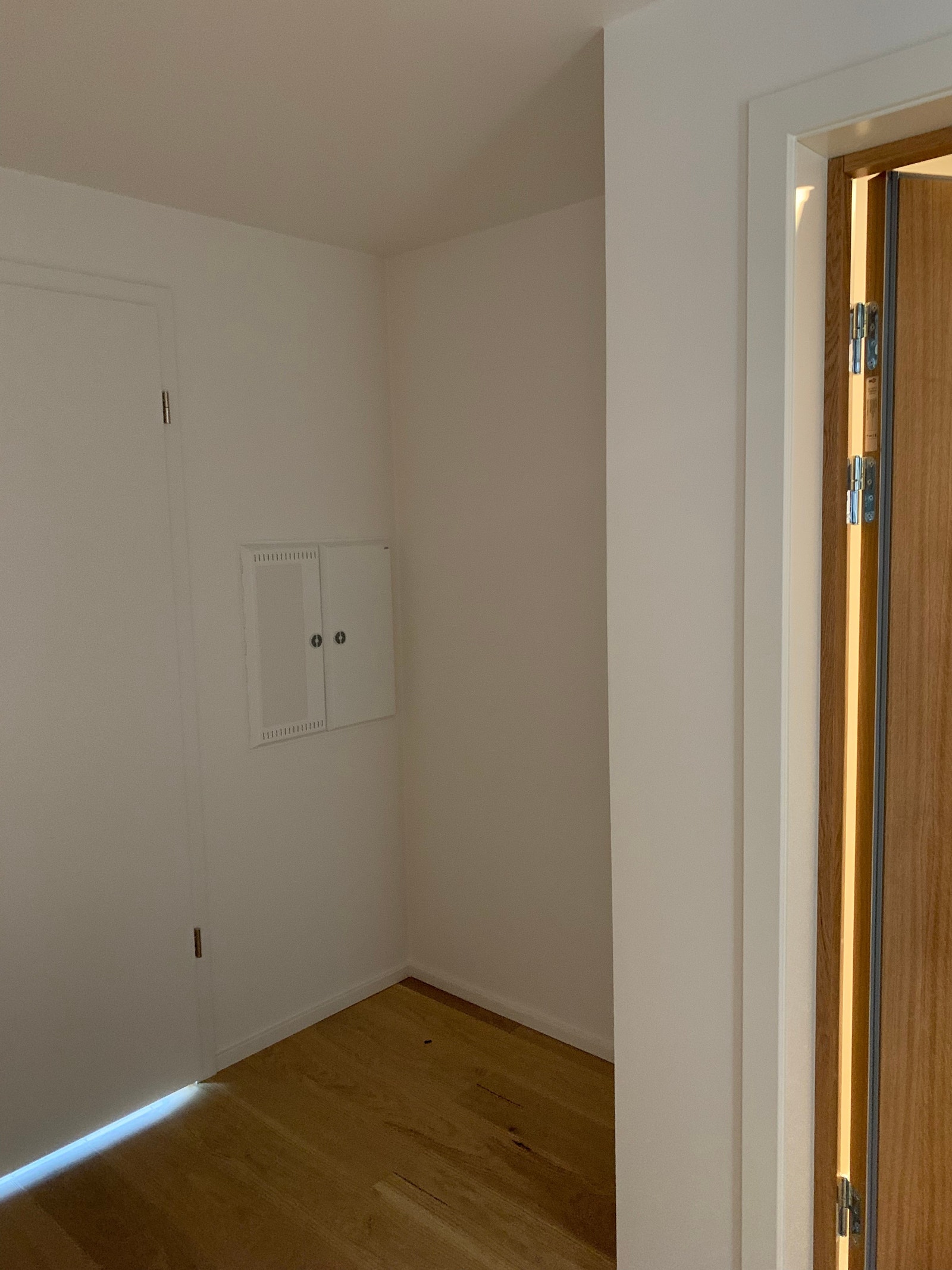 Entrè med plass til garderobe/stumtjenere i avbildet nisje Galleribilde