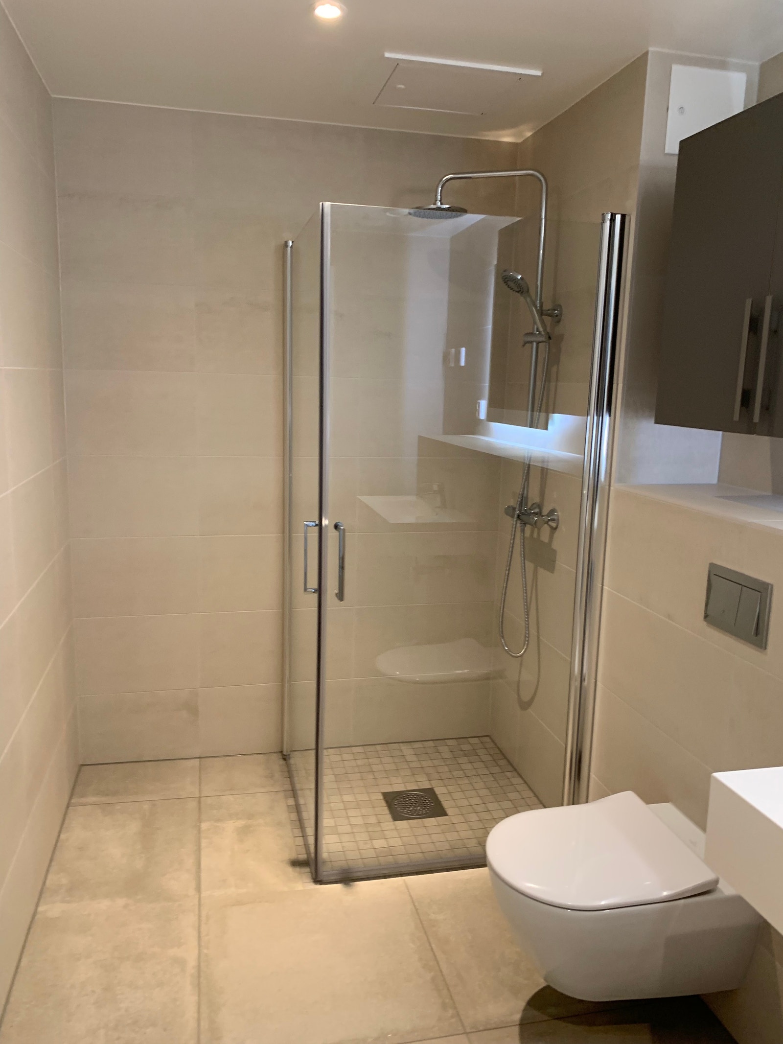 Vegghengt skap og stort speil Galleribilde