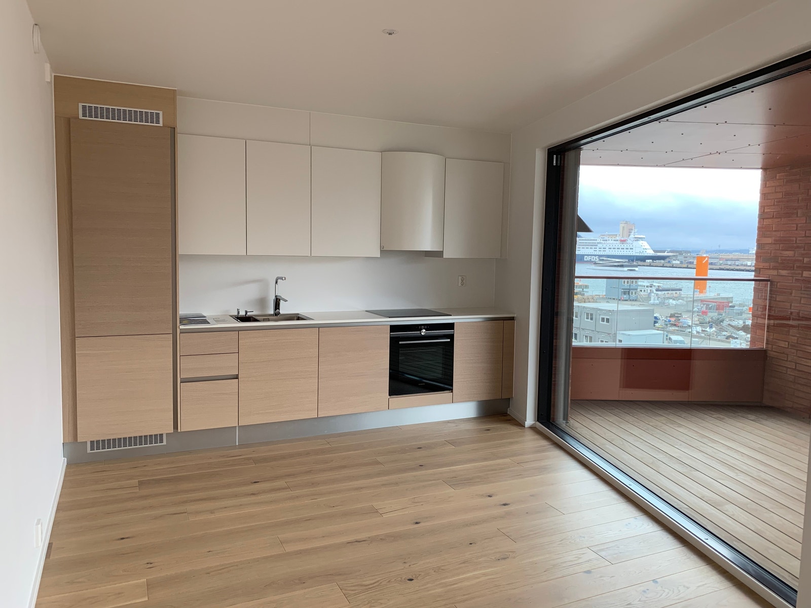 HTH Kjøkken med hvitevarer og spisestue. Nydelige gulv med vannbåren varme Galleribilde