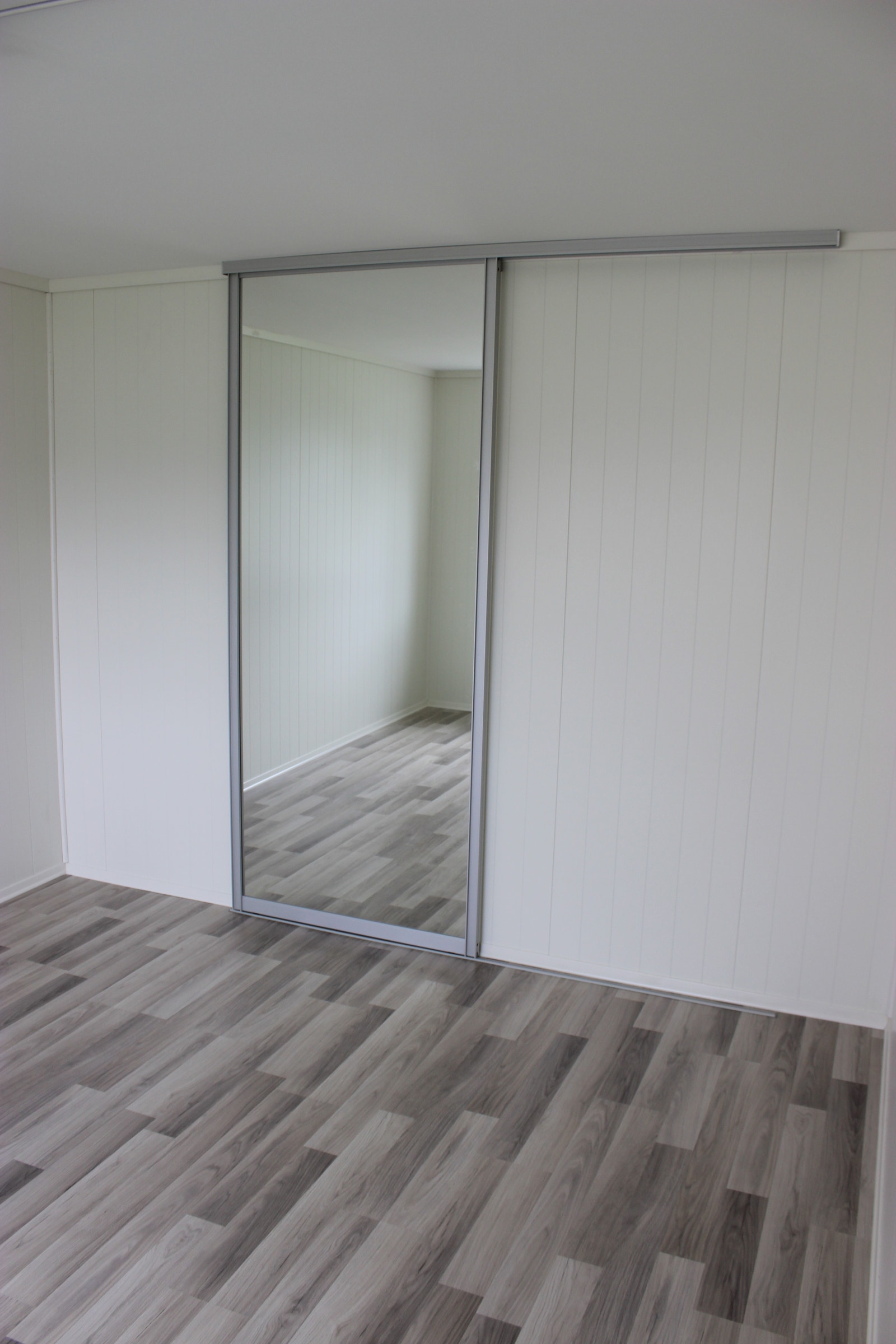 Soverom 1 mot Walk In Closet. Galleribilde