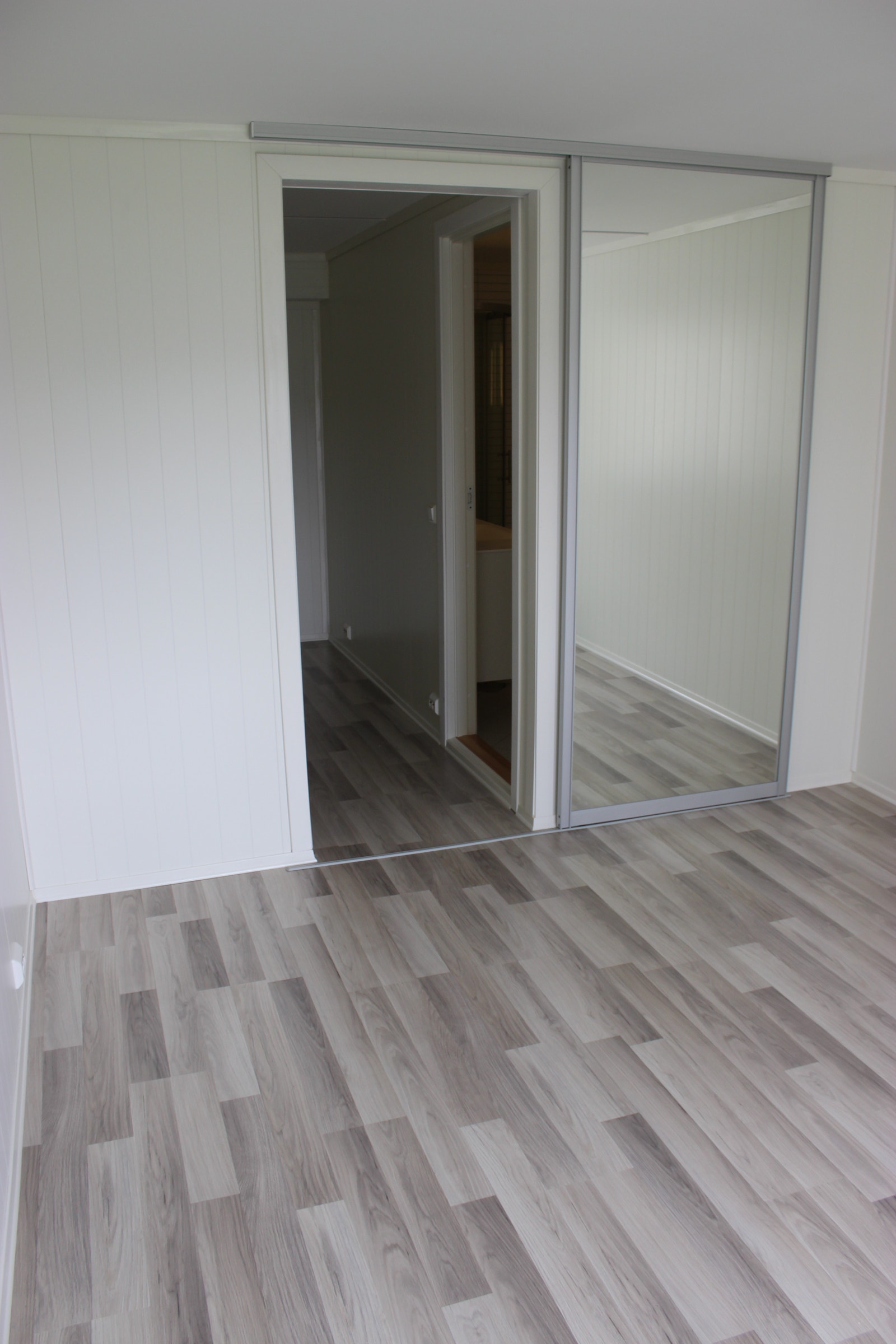 Fra Soverom 1 mot Walk In Closet - (Dør til høyre inn til bad). Galleribilde