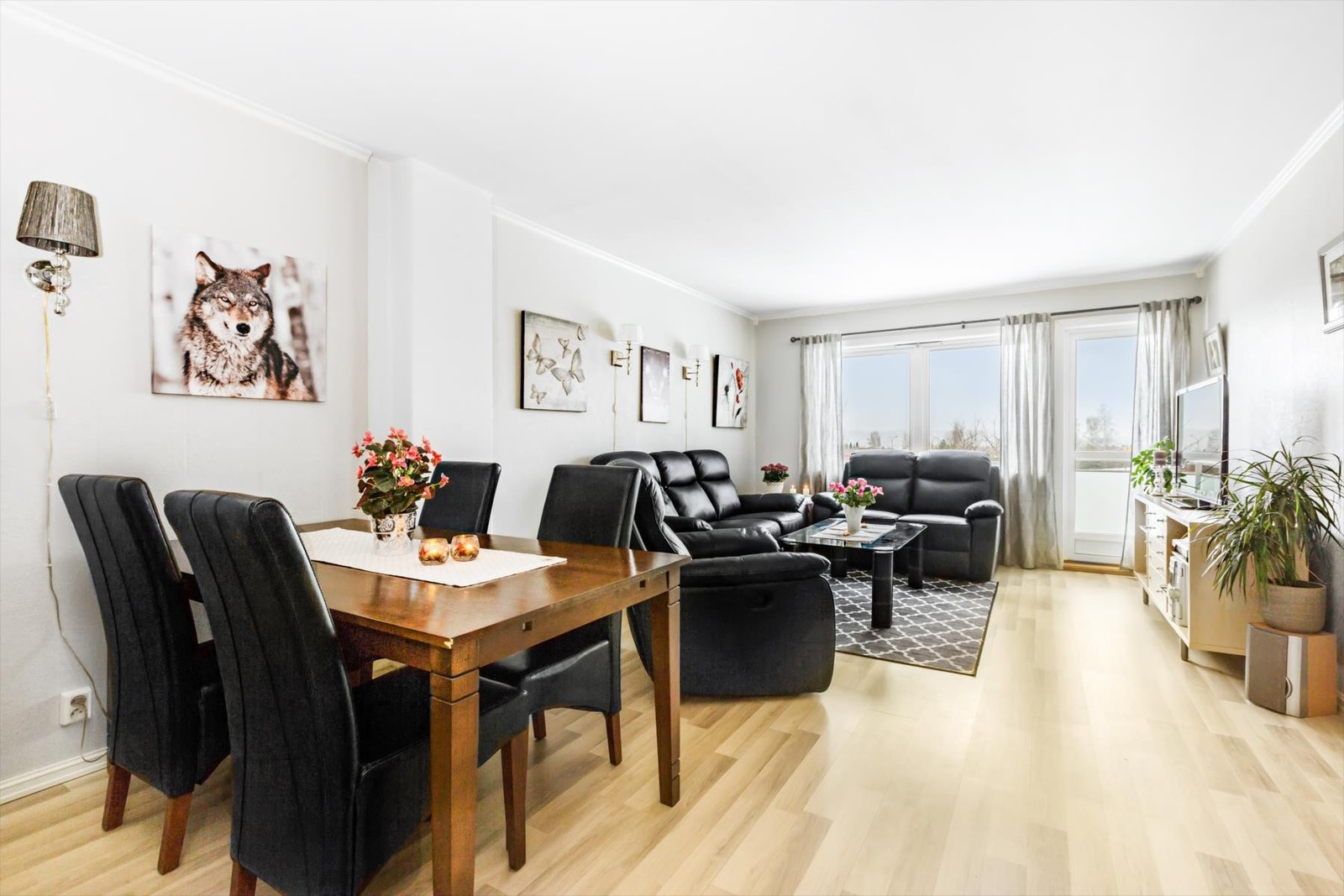 Stor og lys stue med gode møbleringsmuligheter, plass til både salong- og spisegruppe. Galleribilde