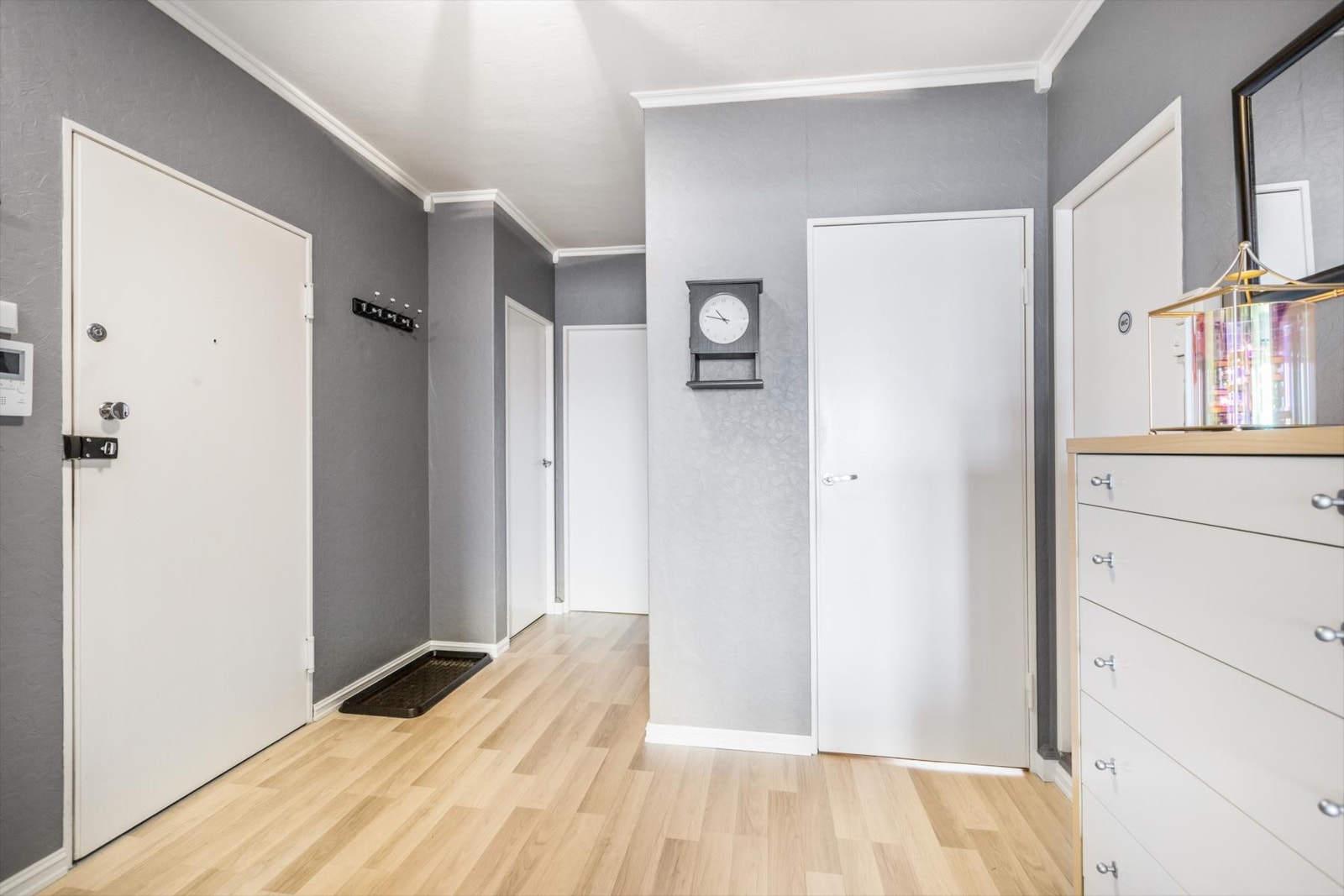 Lys og romslig entré med tilgang til romslig bod. Galleribilde