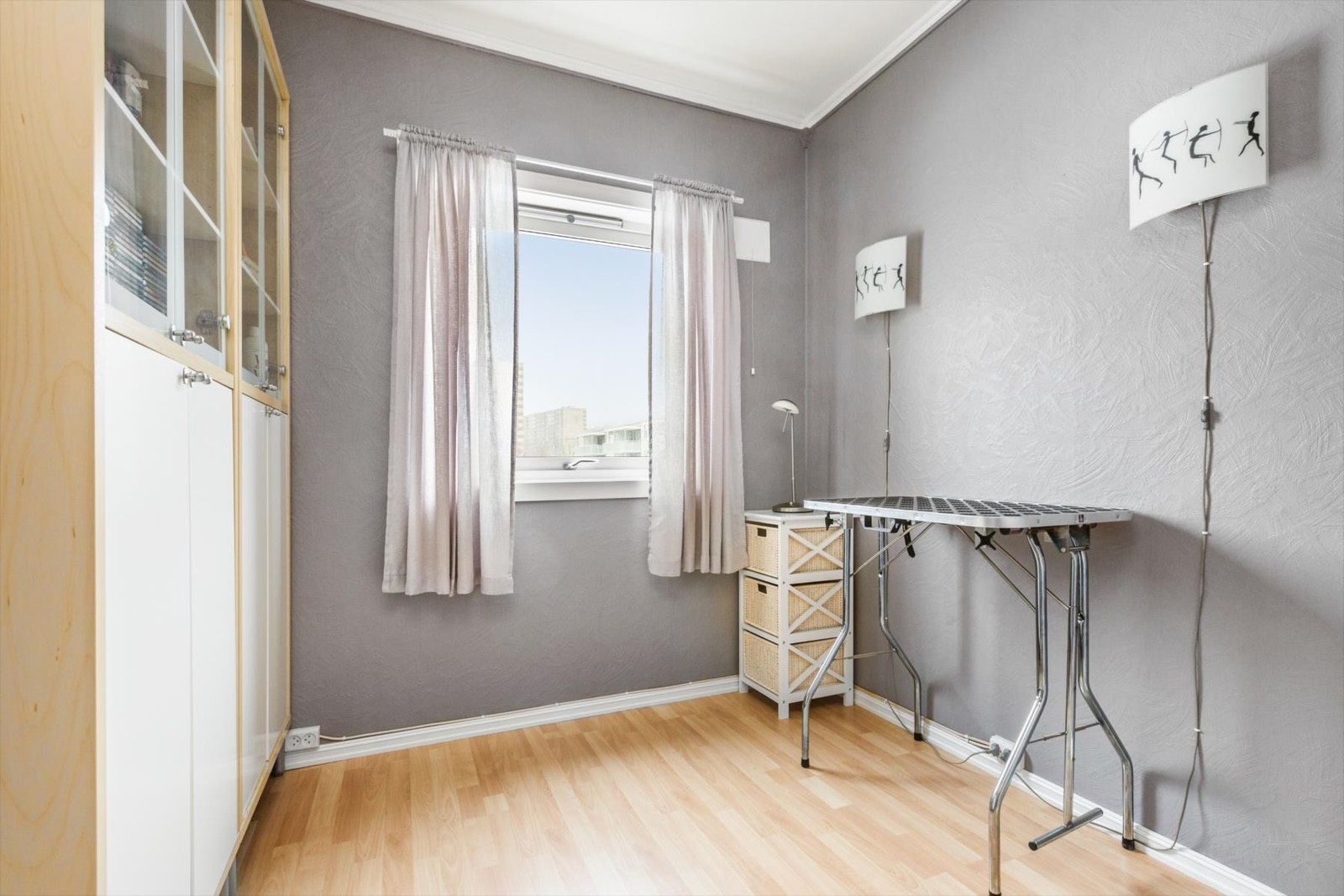 Lyst soverom som passer perfekt som barnerom/kontor. Galleribilde