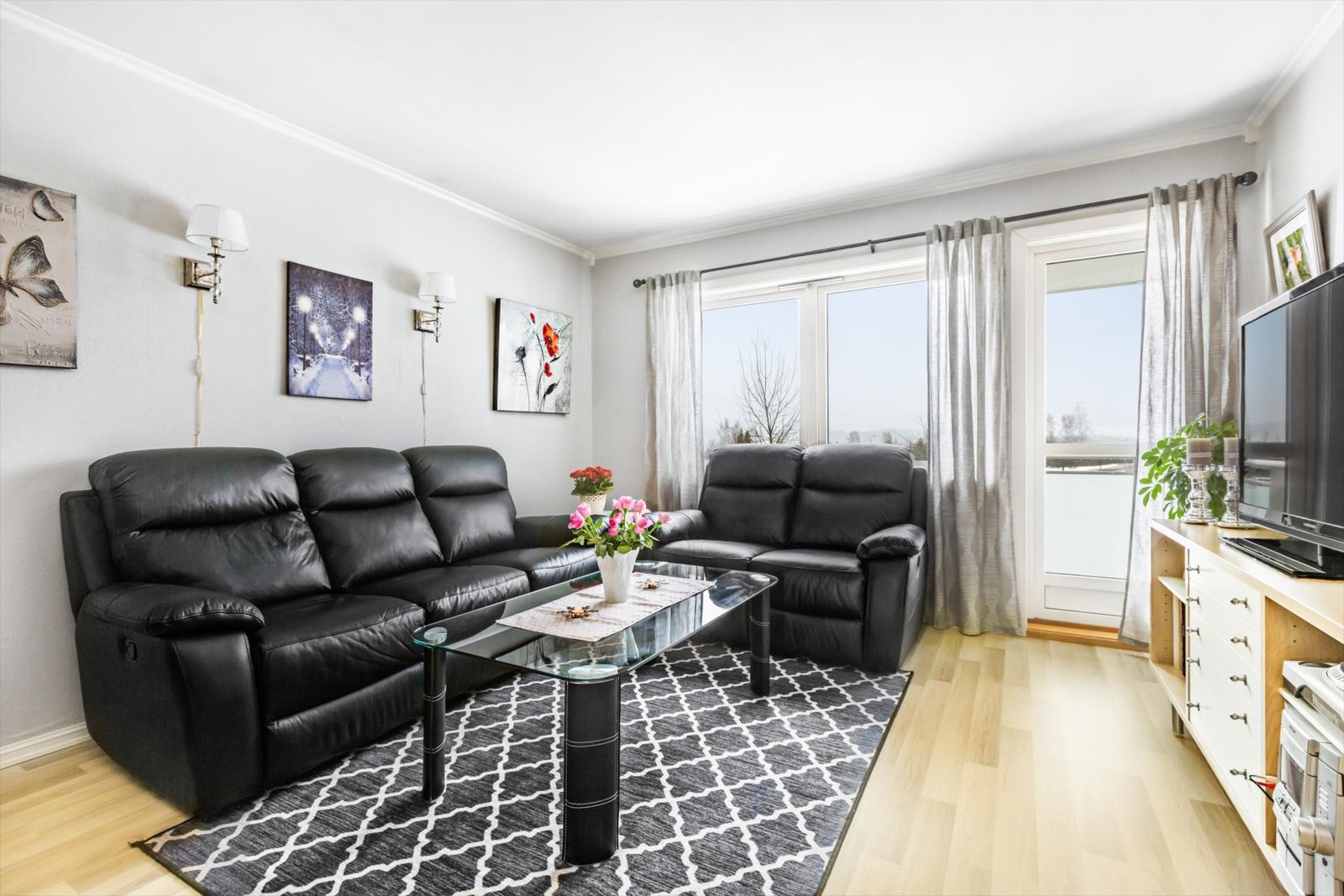 Stuen innehar store vindusflater som slipper inn rikelig med lys. Galleribilde