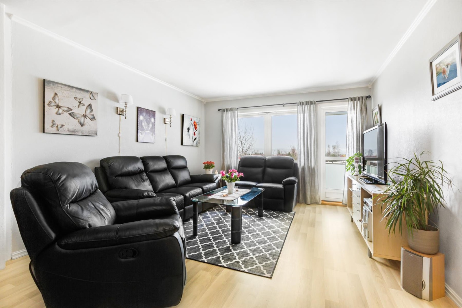 Fra stuen er det utgang til balkong på ca 8 kvm. Galleribilde