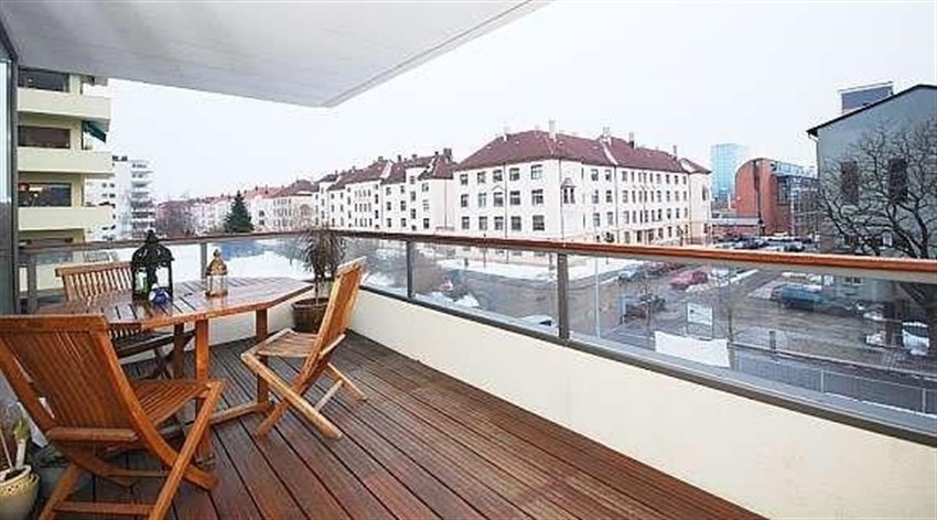 Stor veranda med utsikt. Galleribilde
