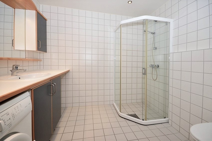 Stort, flislagt bad/wc med vaskemaskin. Galleribilde
