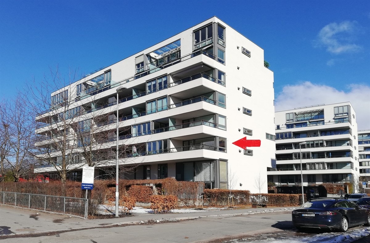 Fasaden med pil som viser leilighetens beliggenhet i bygget. Galleribilde