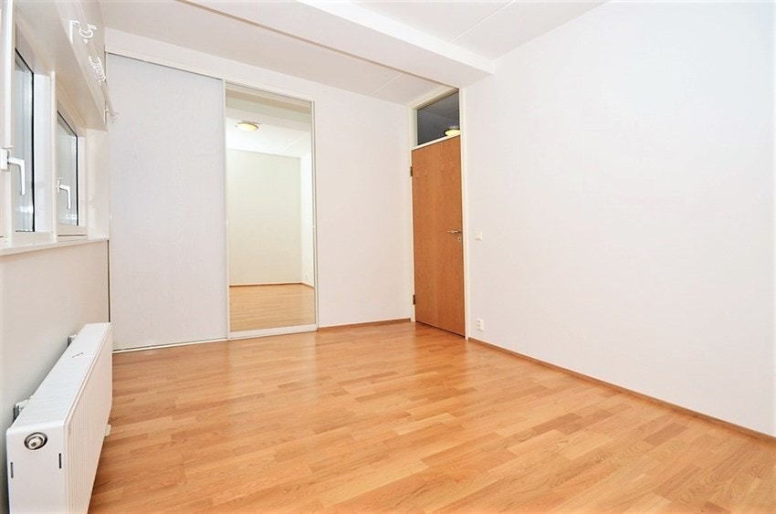 Masterbedroom med skyvedørsgarderobe på den ene veggen og walkincloset på den andre siden. Galleribilde