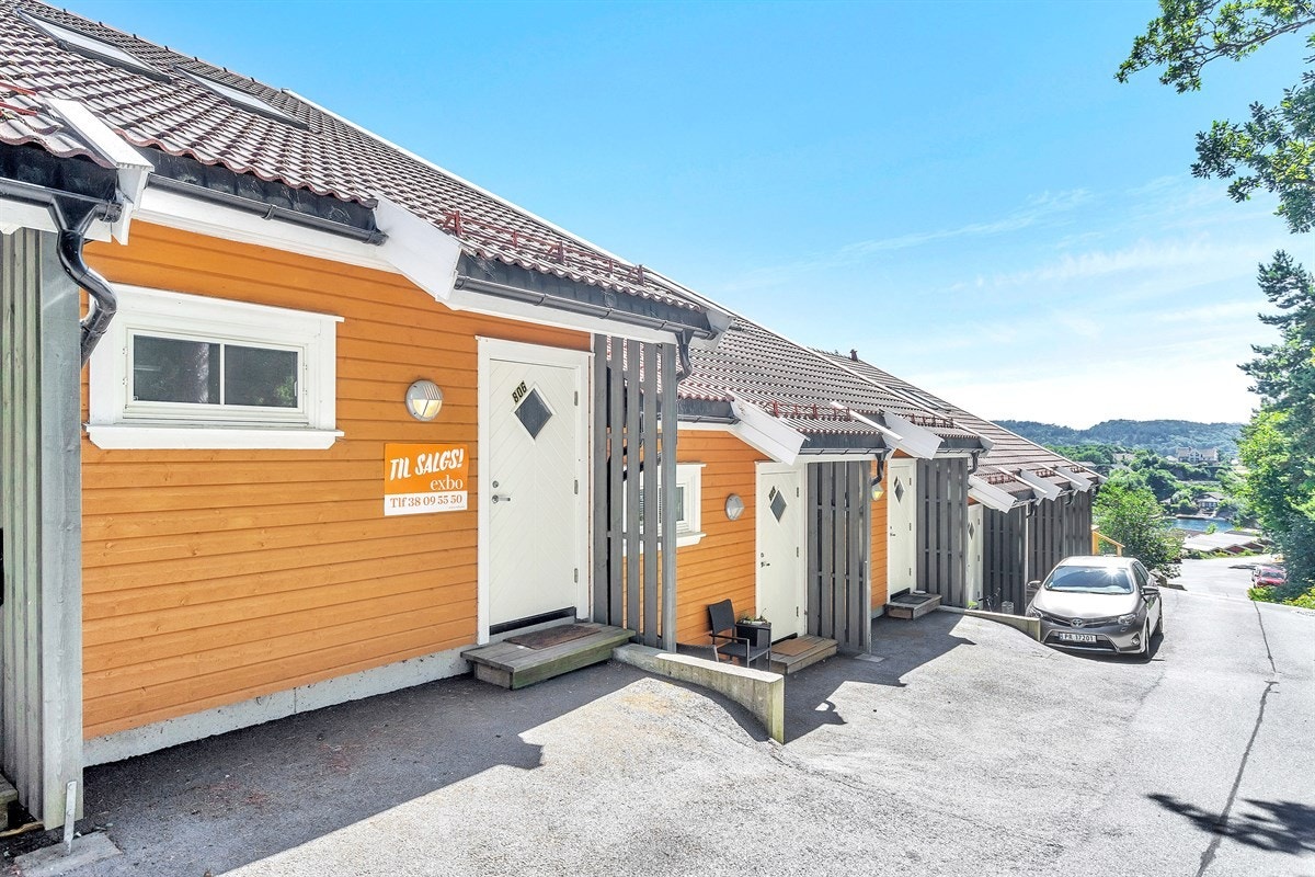 Inngangsfasade langs veien Galleribilde