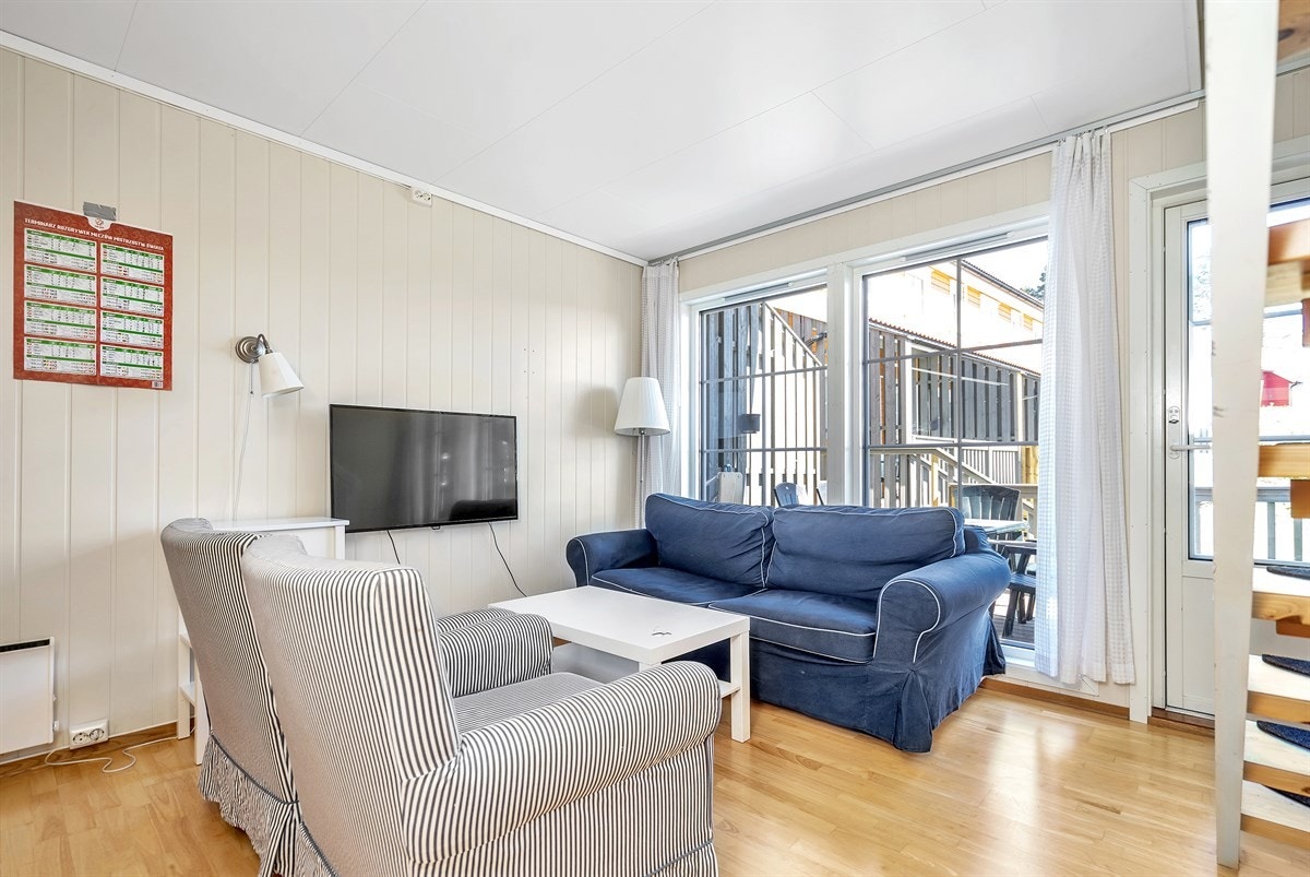 FRa stua er det utgang til egen terrasse i stein og rett ut i bassenganlegget Galleribilde