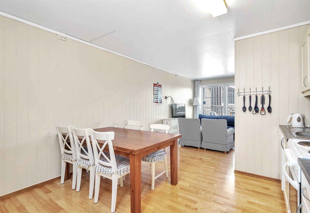 God plass til frokost ved bordet. Galleribilde