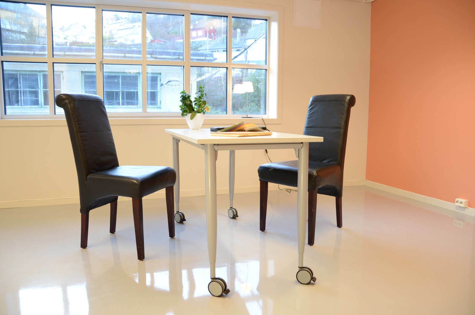 Inngang 16: Rom 64 kvm, kontorfellesskap , godt dagslys Galleribilde