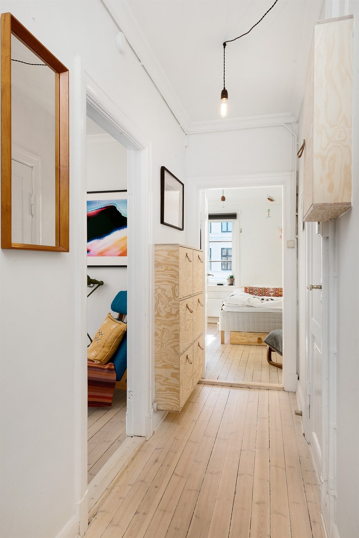 Moderne standard og originalt tregulv i alle oppholdsrom. Galleribilde