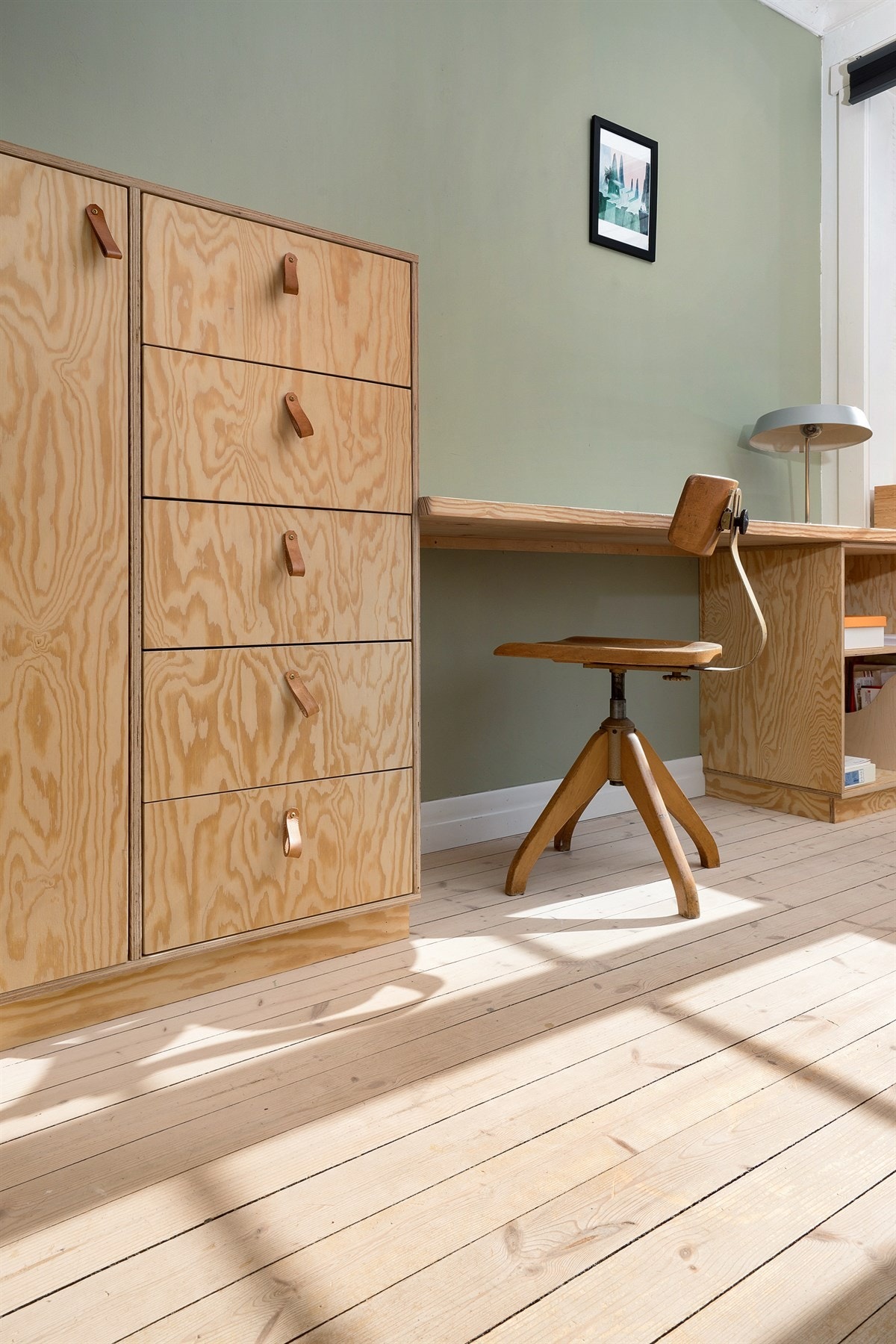 Hovedsoverom med plassbygd garderobe og arbeidsbenk. Galleribilde