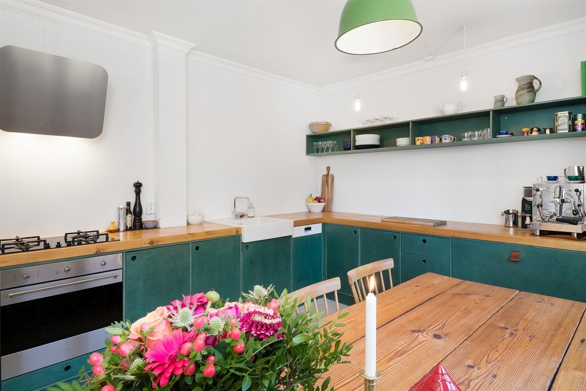 Kjøkkenet er laget av valchromat og benkeplaten er fra isolasjonstre fra ett gammelt hus i Bergen. Galleribilde