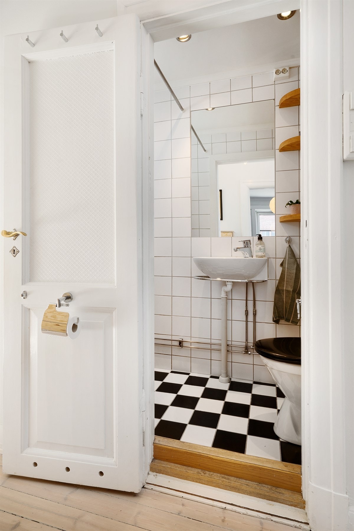 Adkomst fra entré til bad. Galleribilde