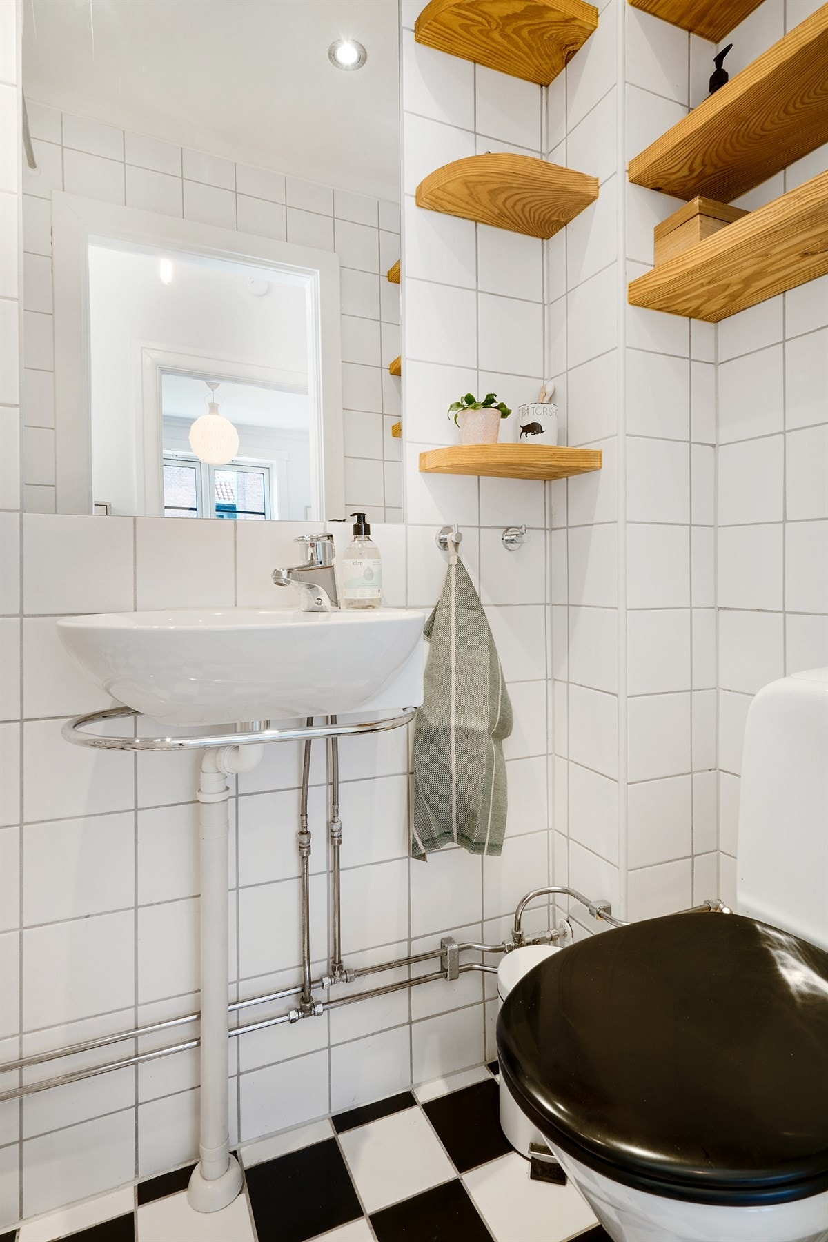 Praktiske hyller laget av pitch pine. Varmekabler i gulv. Galleribilde