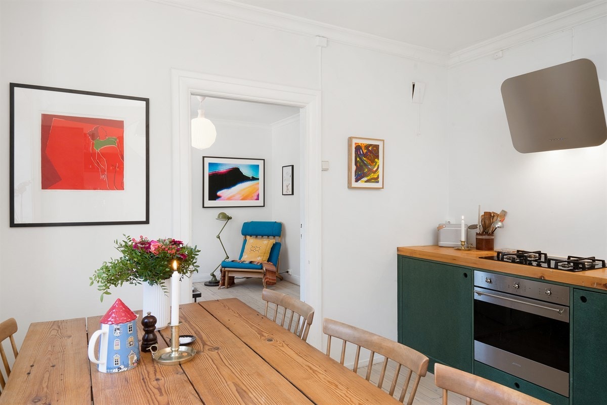 Leiligheten har gjennomgående og god planløsning med luftig takhøyde (2,55 m). Galleribilde