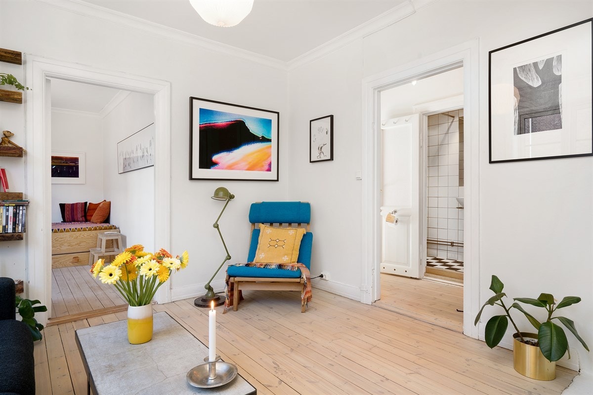 Lysmalte overflater 2015 og nyslipte gulv i stue og kjøkken. Galleribilde