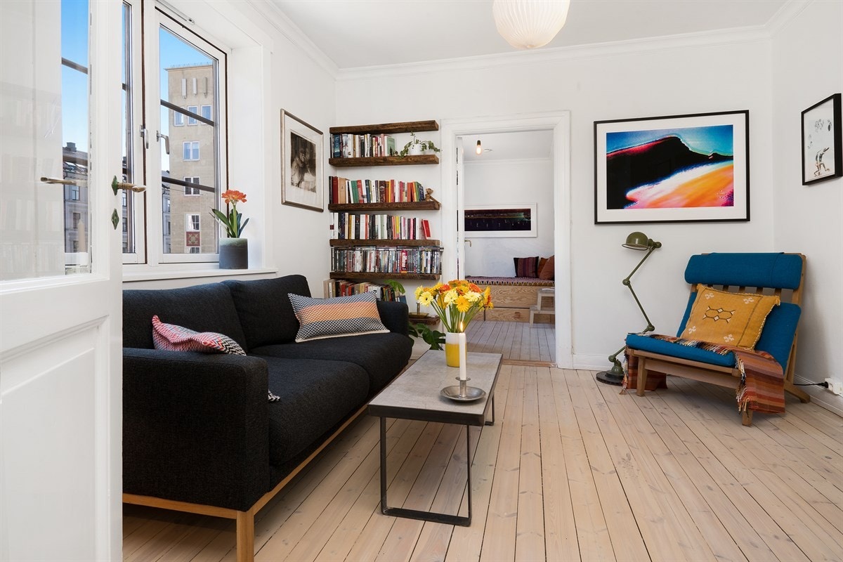 Fine hyller bygget av gjenbrukt treverk fra en tollbod i København. Galleribilde