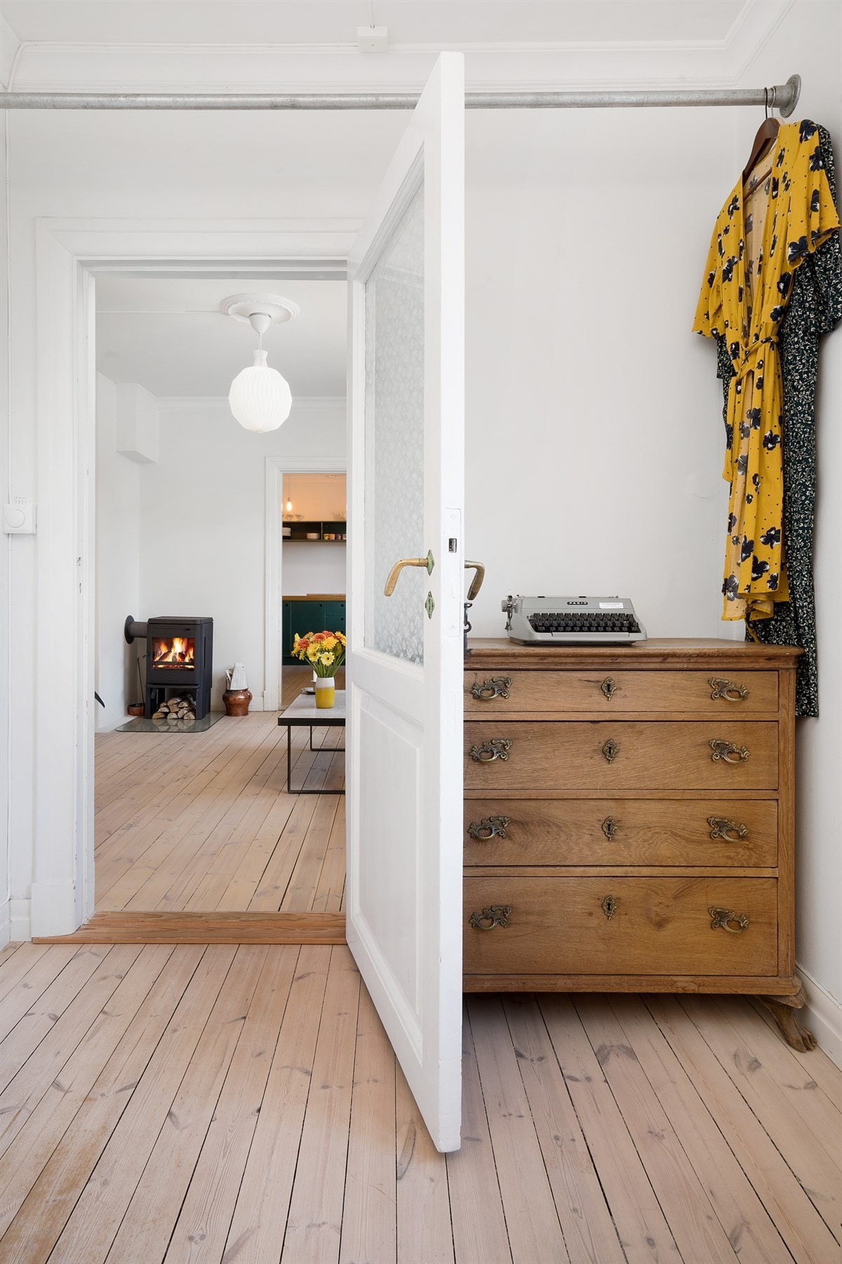 Soverom 2 med praktisk hengesystem laget av galvaniserte rør. Galleribilde