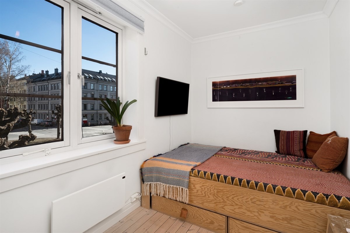 Soverom 2 er innredet med plassbygd dobbeltseng (140 cm) med 2 skuffer under som gir ekstra oppbevaringsplass. Galleribilde