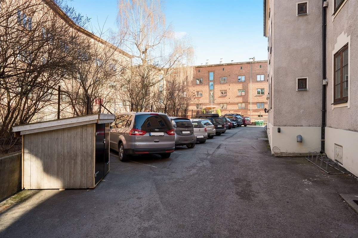 Aksjelaget har 11 oppmerkede parkeringsplasser med "førstemann til mølla" prinsippet. Galleribilde