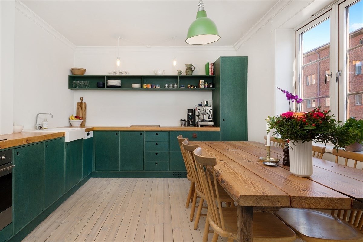 Adkomst fra stuen til ett romslig plassbygd kjøkken med god plass til stort spisebord. Galleribilde