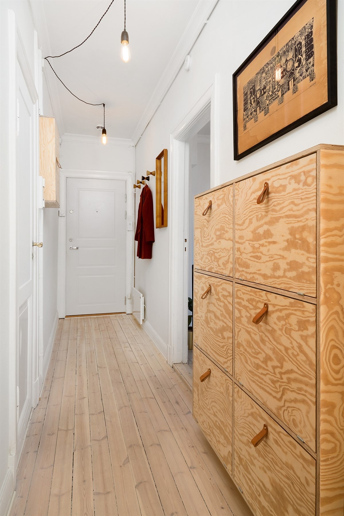 Plassbygd skoskap og sikringsskap bygget av kryssfiner, med håndlagde håndtak av naturskinn. Galleribilde