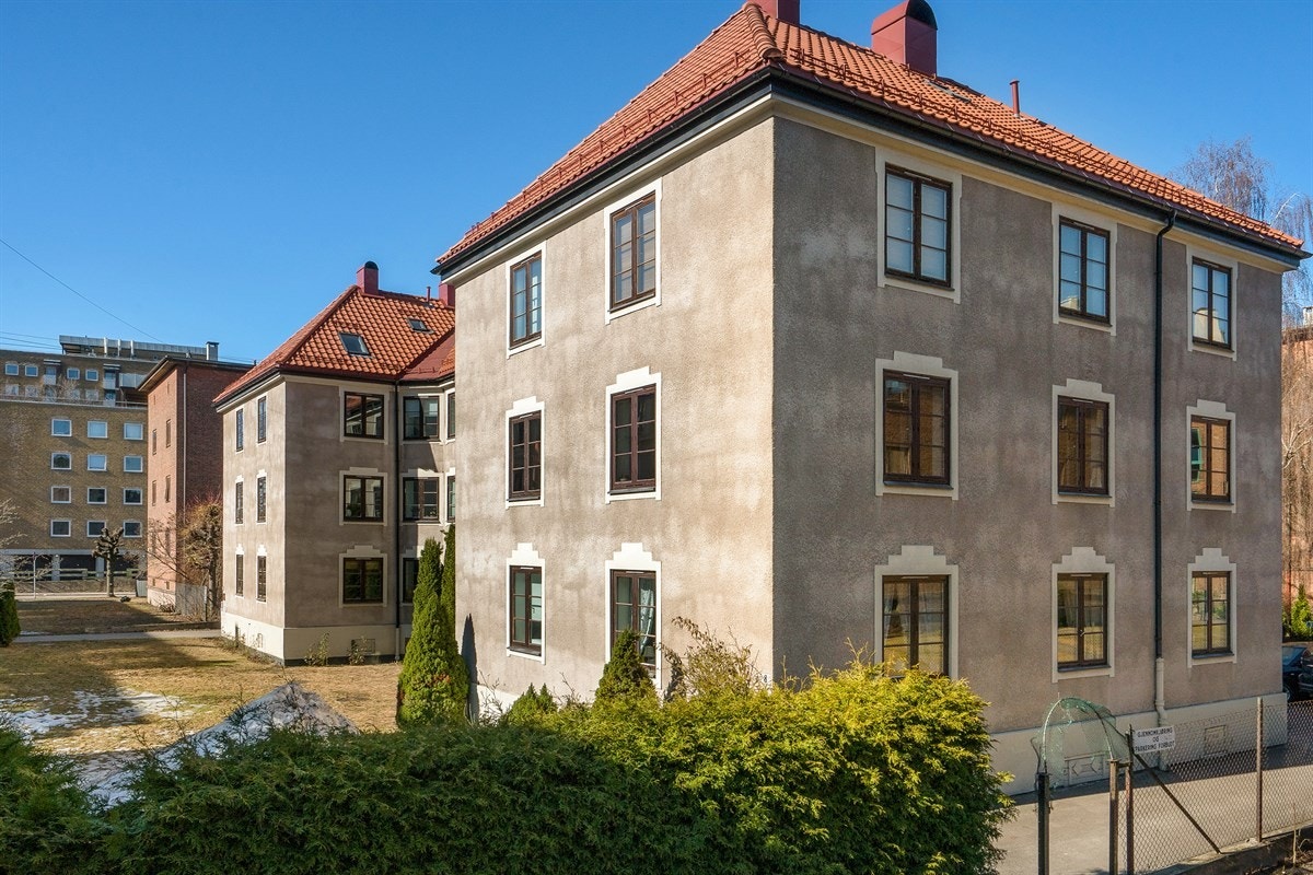 Hyggelig opparbeidet fellesarealer med stor gressplen og diverse beplantning. Galleribilde