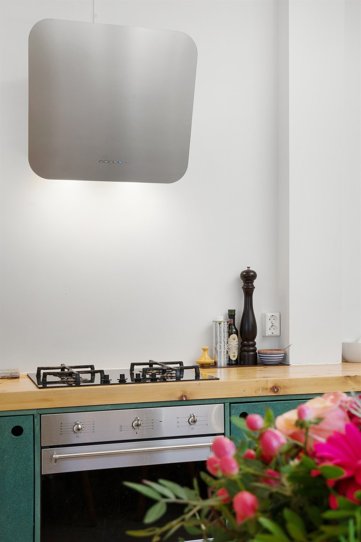 Ny vifte med kullfilter. Integrert Smeg stekeovn og gasskomfyr. Alle hvitevarer er nye fra 2015. Galleribilde