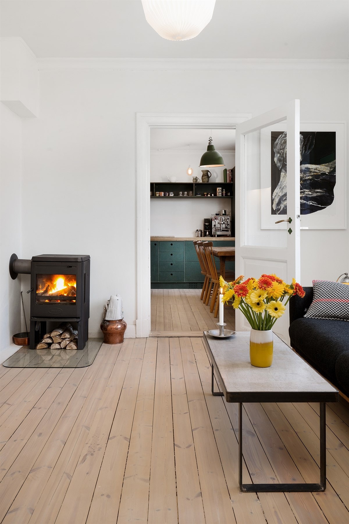 Koselig Dovre vedovn i stuen som byr på ekstra hygge og varmer godt. Galleribilde