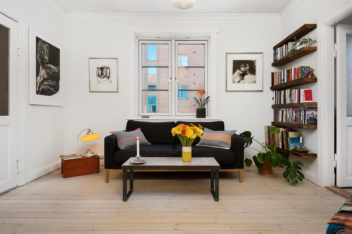 Her får du en fin kombinasjon av det klassiske og moderne. Stue med store vindusflater som gir mye naturlig sollys. Galleribilde