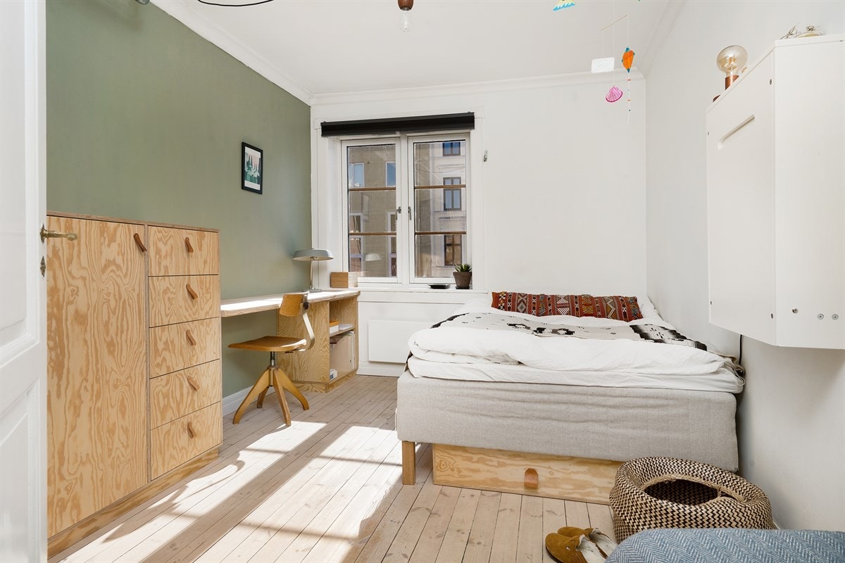 Lyst og luftig hovedsoverom malt opp i tidsriktige fargetoner og god plass til dobbeltseng. Galleribilde