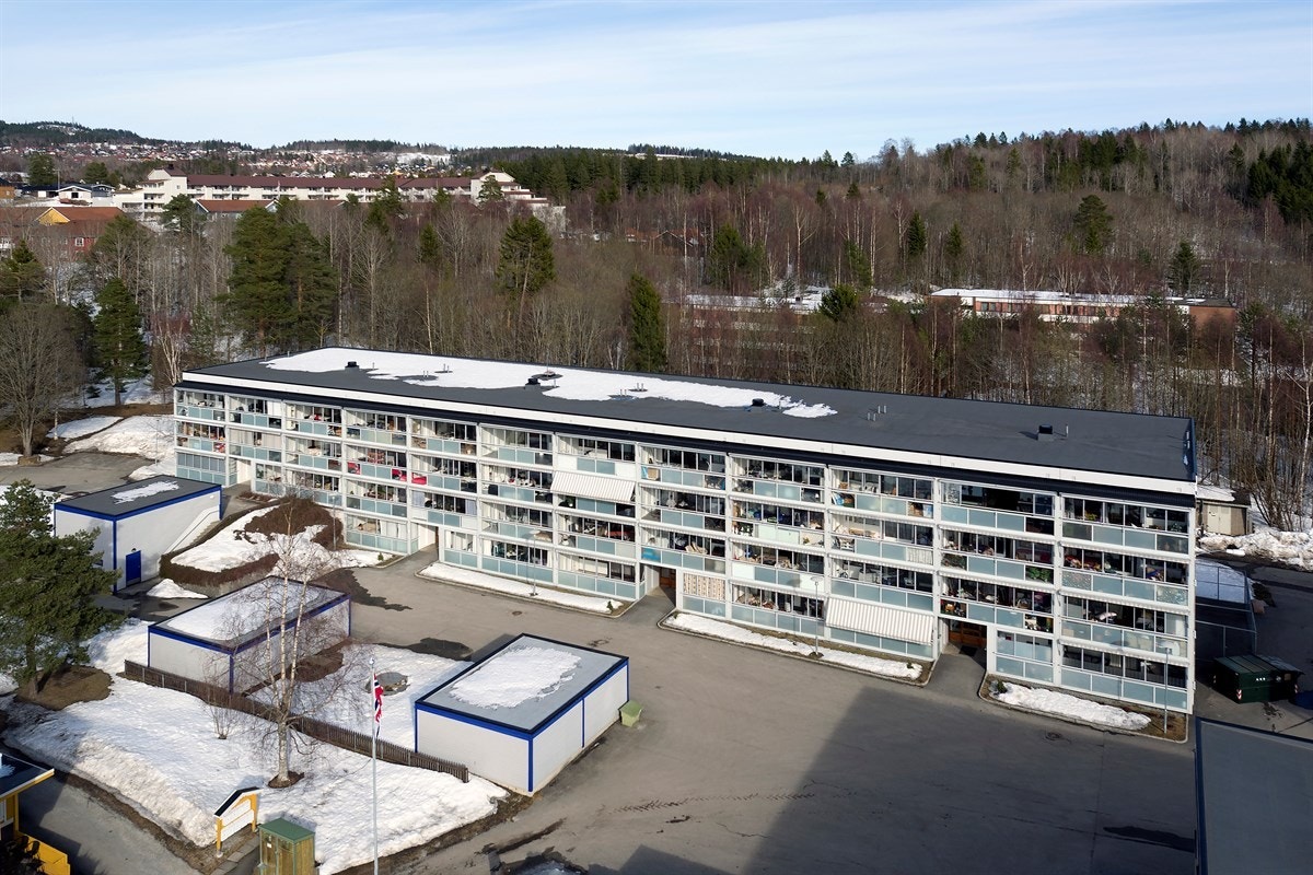 Eiendommen ligger i et attraktivt og meget sentralt boligområde på Tranby i Lier kommune. Området har nærhet til flotte turområder innover i marka som byr på god rekreasjon hele året. Galleribilde