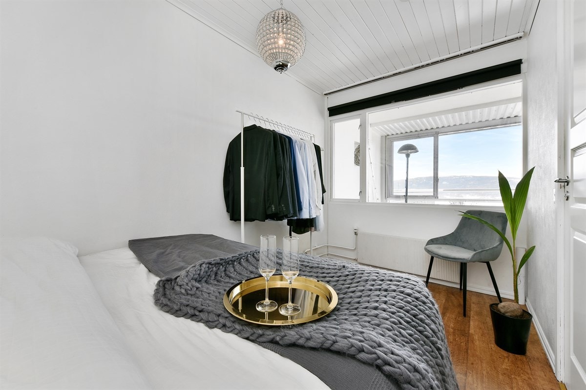 Soverommet har hvitt panel i himlingen og hvitmalte vegger som står godt til det mørke laminatgulvet. Galleribilde