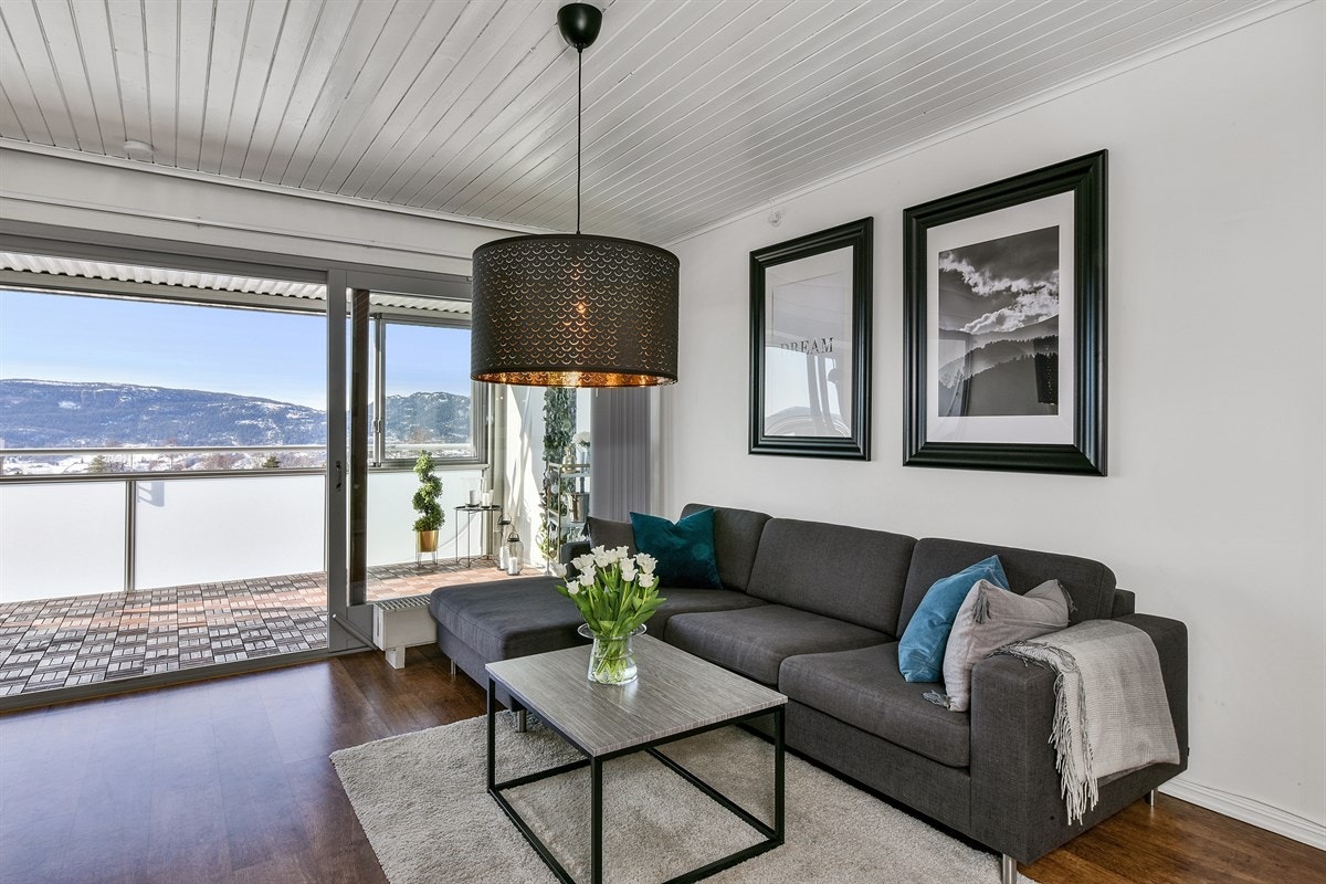 PrivatMegleren Drammen ved John Granly Steen og Kristian Arthur Brunvoll gleden av å presentere denne pene 2-roms andelsleiligheten med stor vestvendt innglasset balkong. Galleribilde