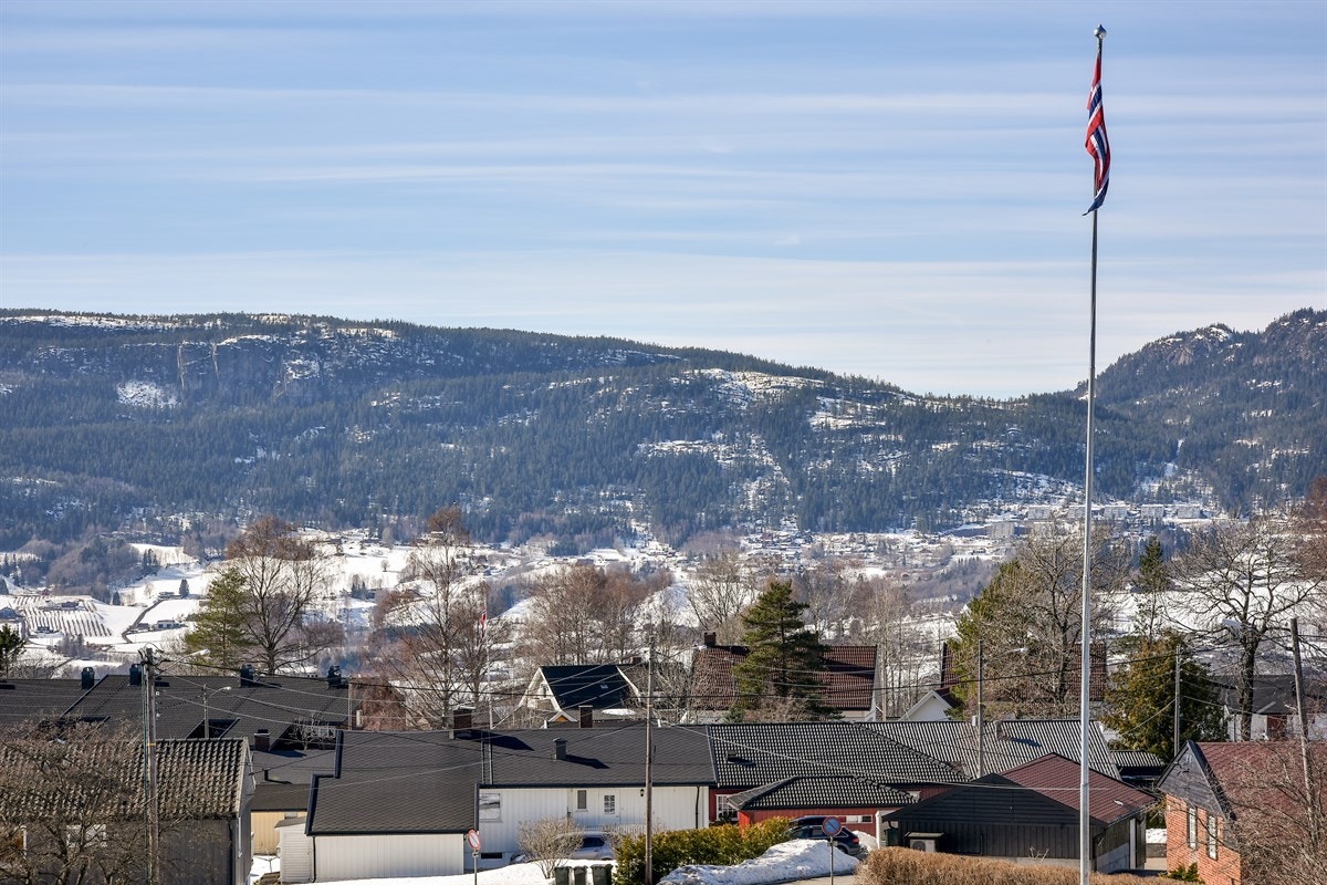 Herfra er det fin utsikt over Lierdalen, og det er meget gode solforhold. Galleribilde