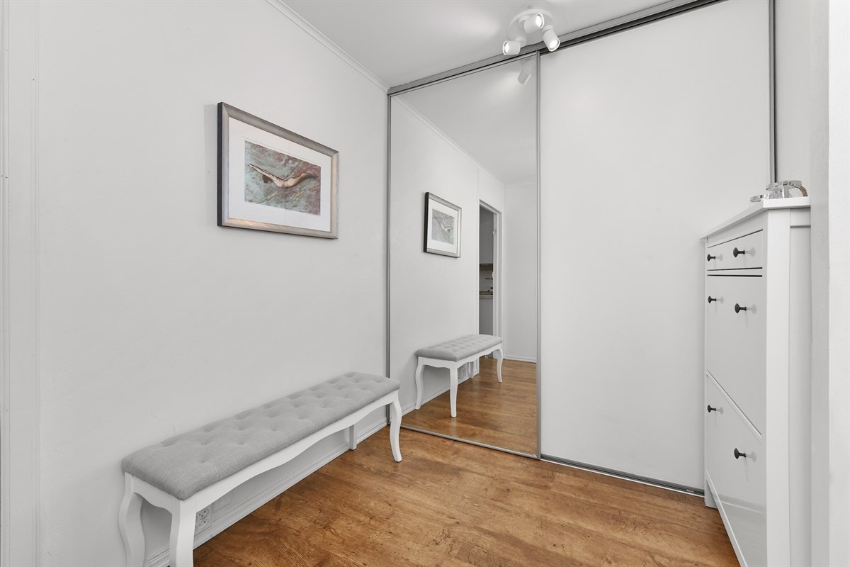 Yttertøy og utstyr kan ryddes pent bort i en romslig skyvedørsgarderobe i entreen. Galleribilde